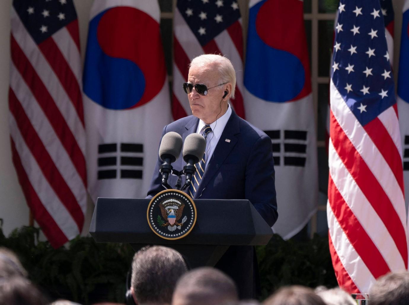 president joe biden under fire using cheat sheet press conference