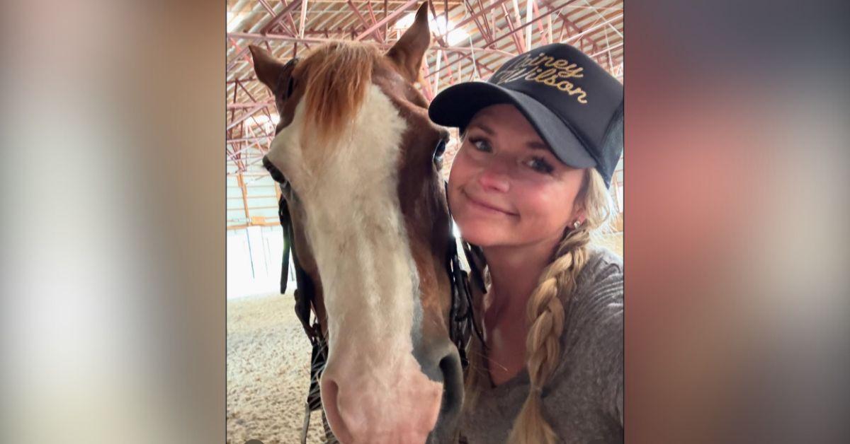 country artist miranda lambert husbands ripped abs photo