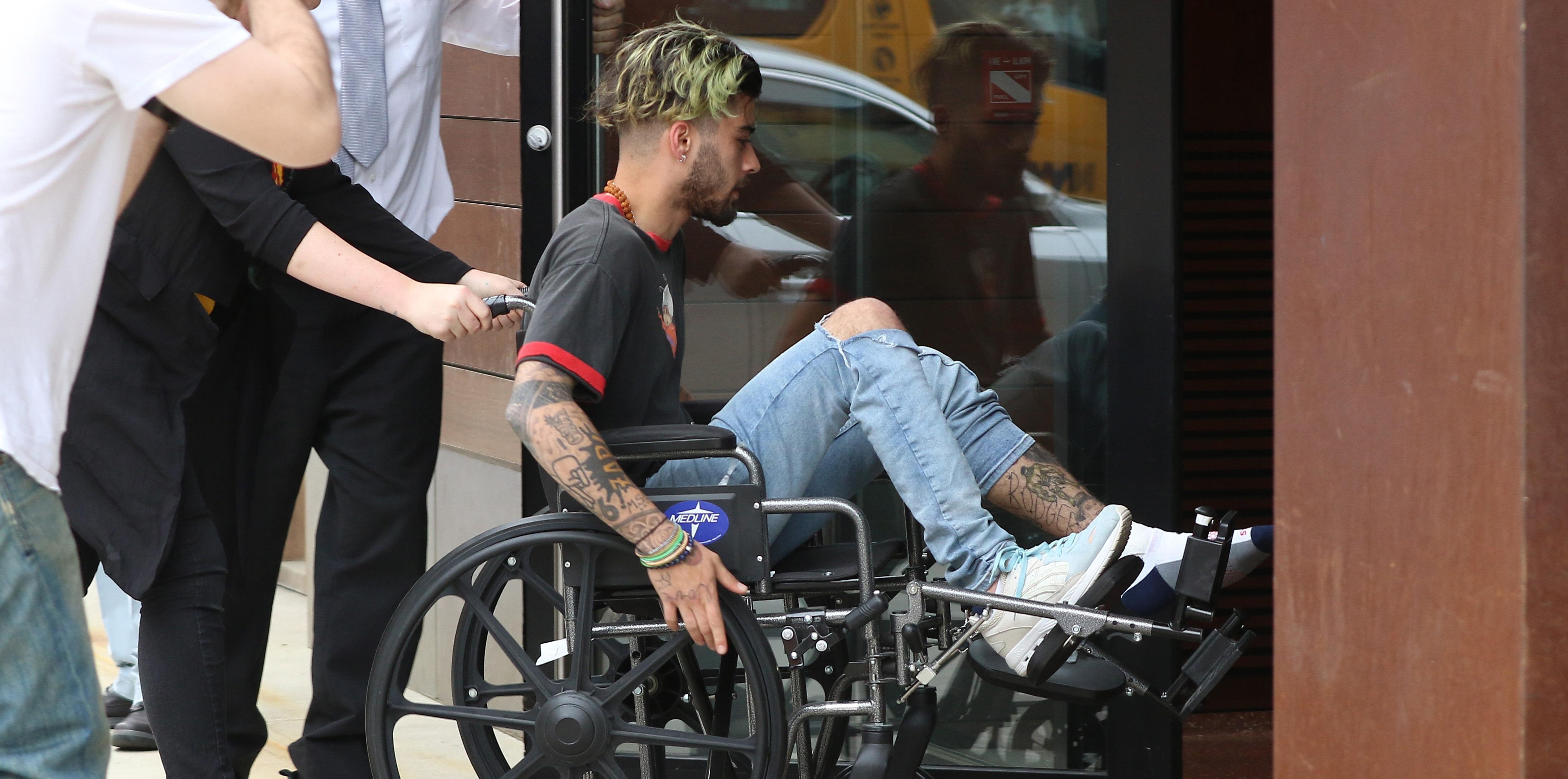 Zayn Malik arrives to Gigi&#8217;s apartment in a wheel chair