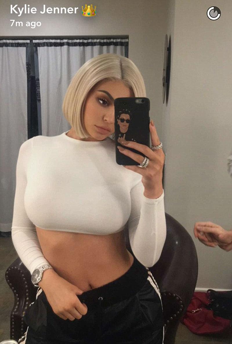 Kylie jenner debuts new blonde bob 01