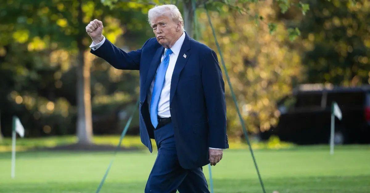 Photo of Donald Trump allegedly 'kicked' Jeffrey Epstein out of his club 'decades ago.'