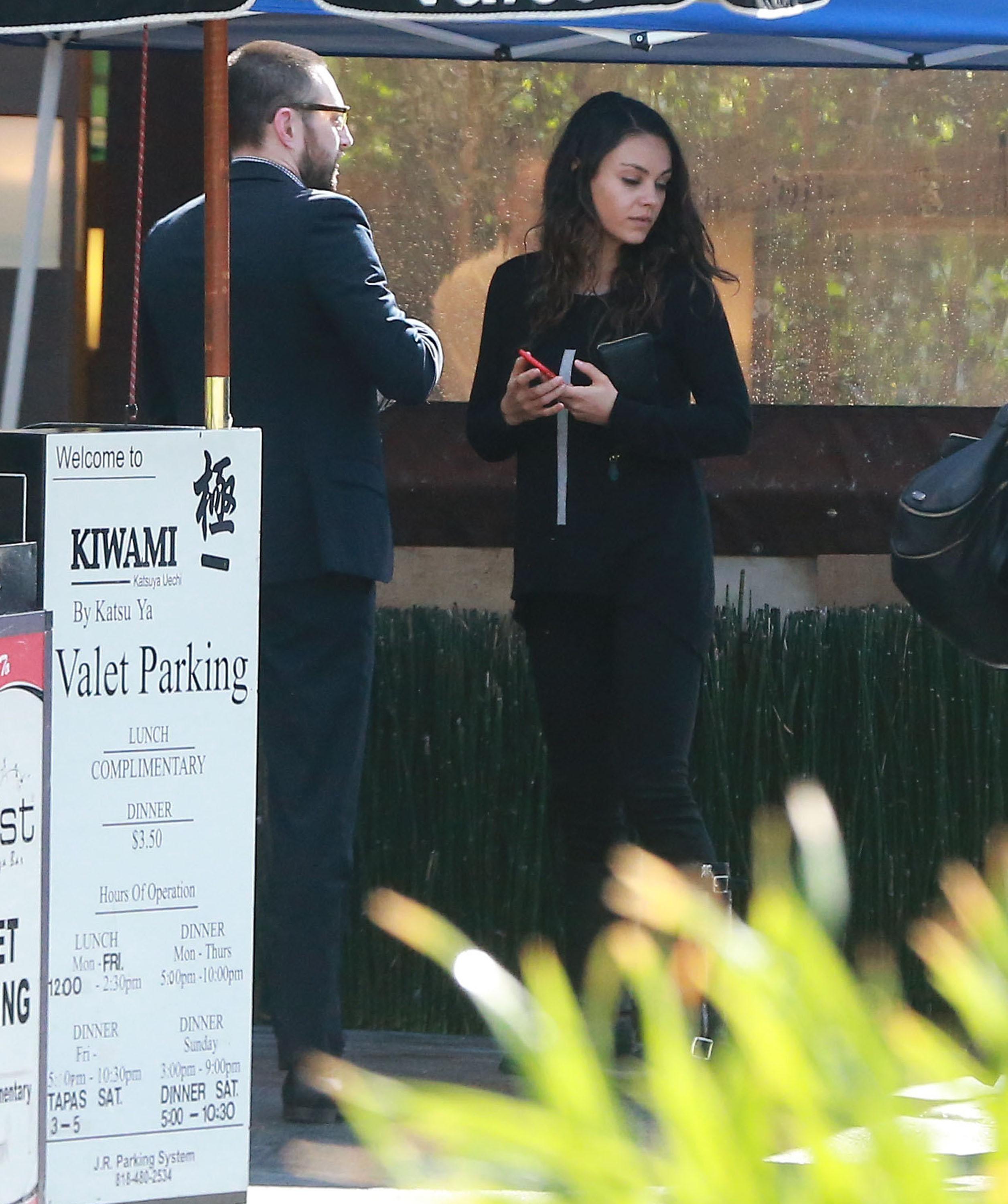 Exclusive&#8230; Mila Kunis Out For Lunch With Friends