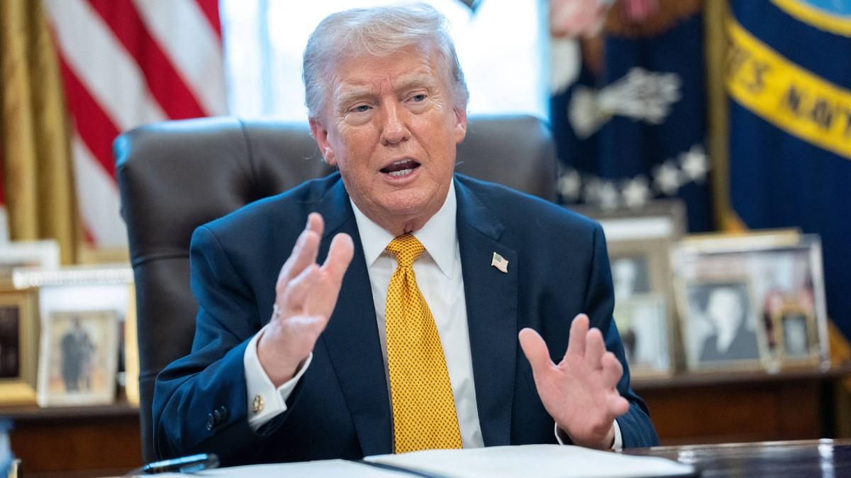 image of The journalist reports that White House insiders are in a state of panic over the 2026 midterms.