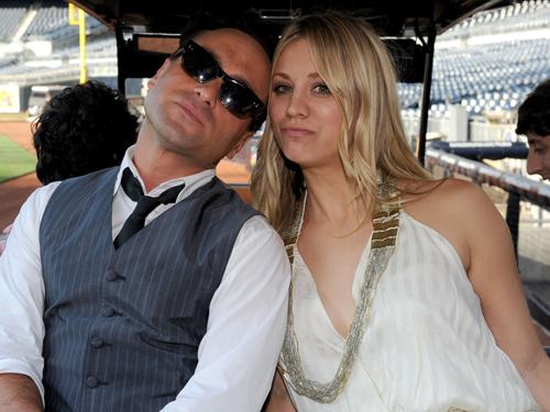 2010__09__Johnny_Galecki_Kaley_Cuoco_Sept29news.jpg