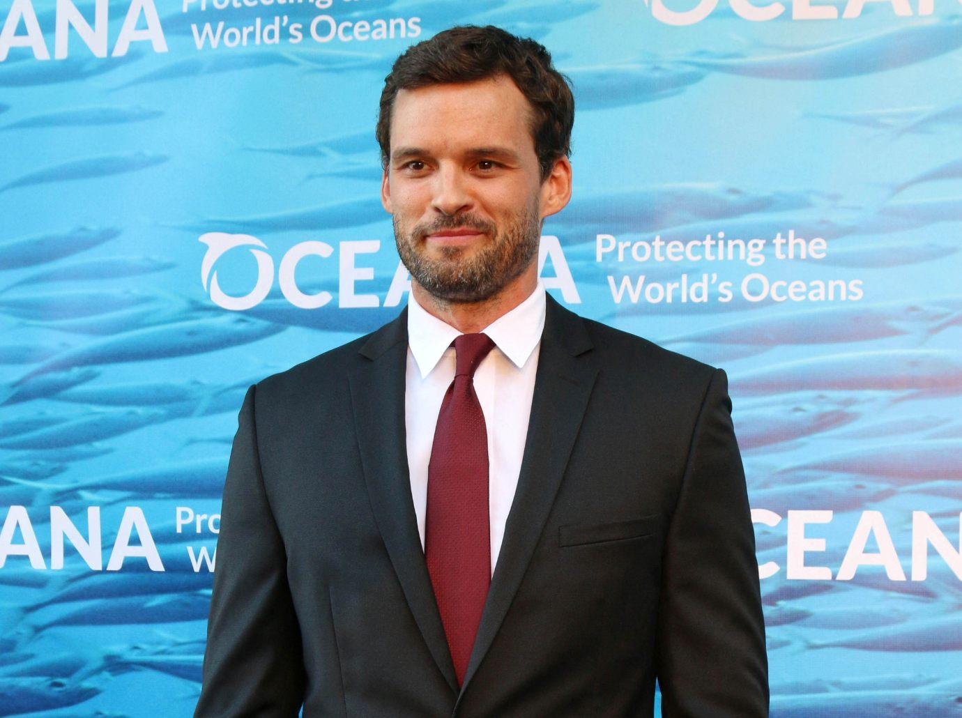 one tree hills austin nichols shows off ripped abs while working out