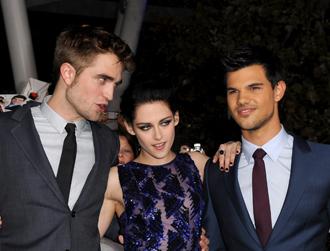 Robert pattinson taylor lautner nov30.jpg