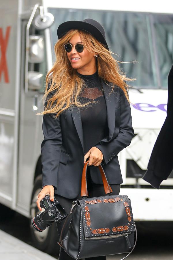 BeyoncÈ is covering again with accessories handbag and her Canon camera while arrives at her office in Midtown, New York City