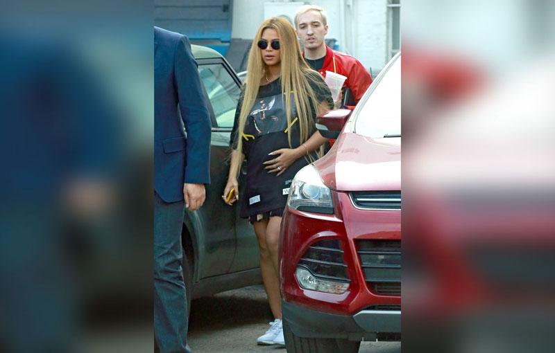 Beyonce baby bump pregnant fashion grammys shopping 03