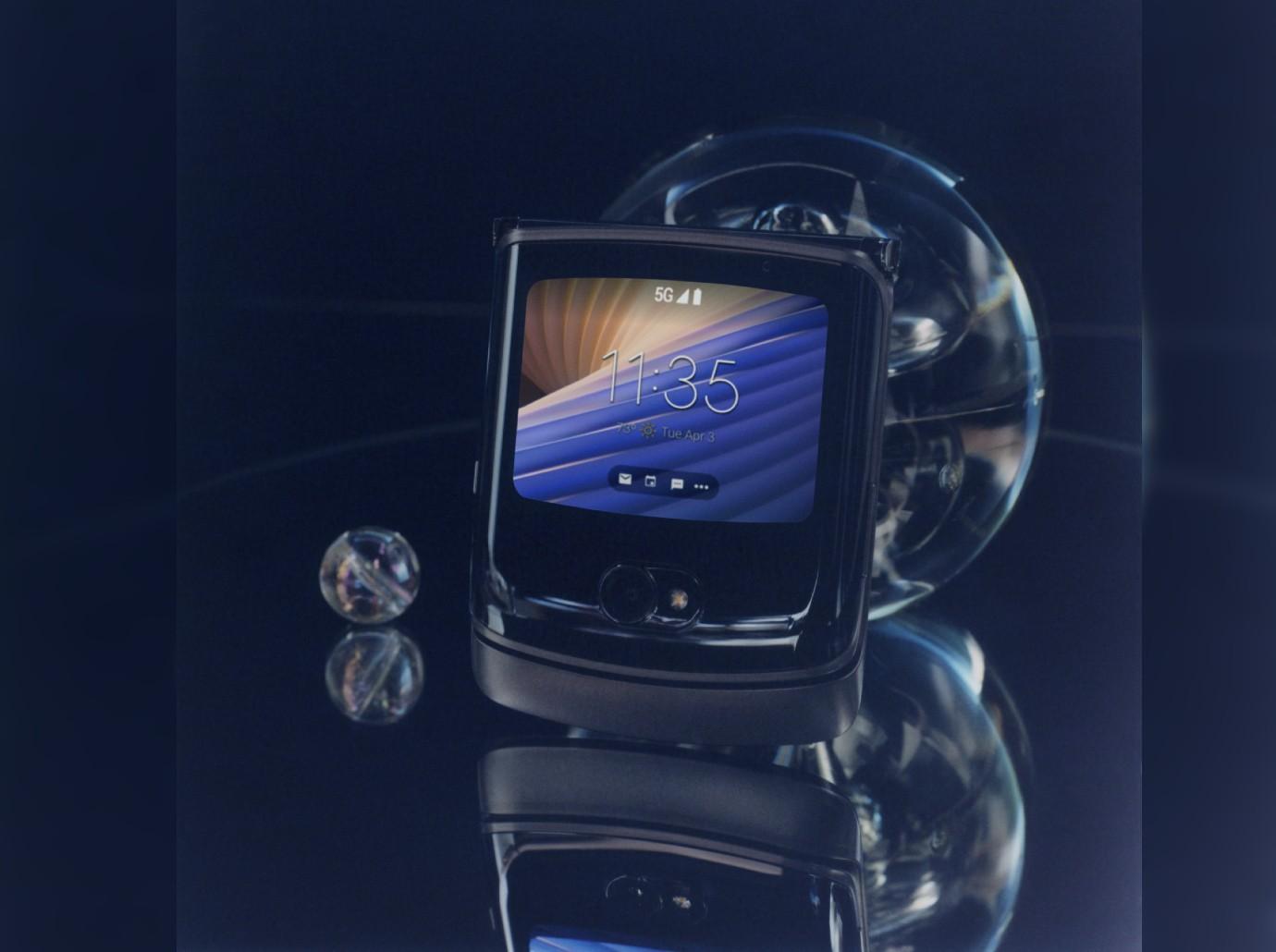 The Iconic Motorola RAZR Is Back And Giving Us Nostalgic 2000s Vibes