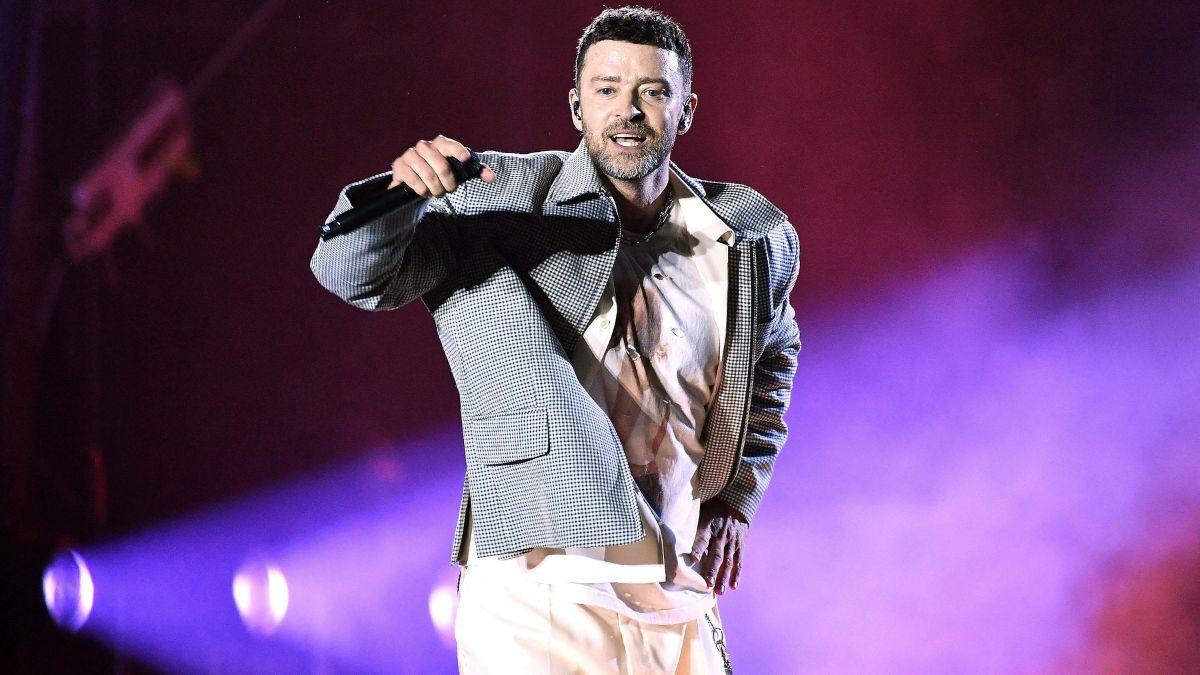 image of The singer's friend tried to give him his phone.