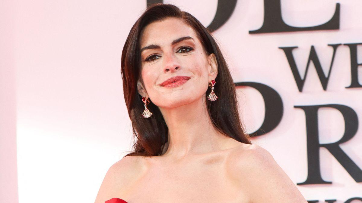 Image of Anne Hathaway said comments about her appearance were 'distracting.'