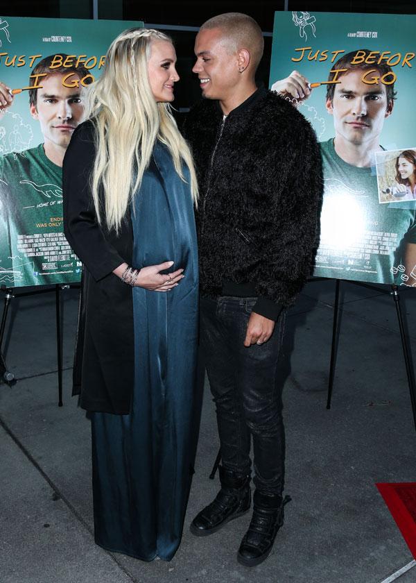 Pregnant ashlee simpson holds baby bump 03