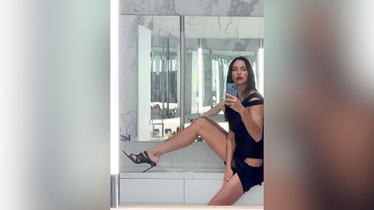 Image of Irina Shayk flaunted her long legs in a bathroom selfie.