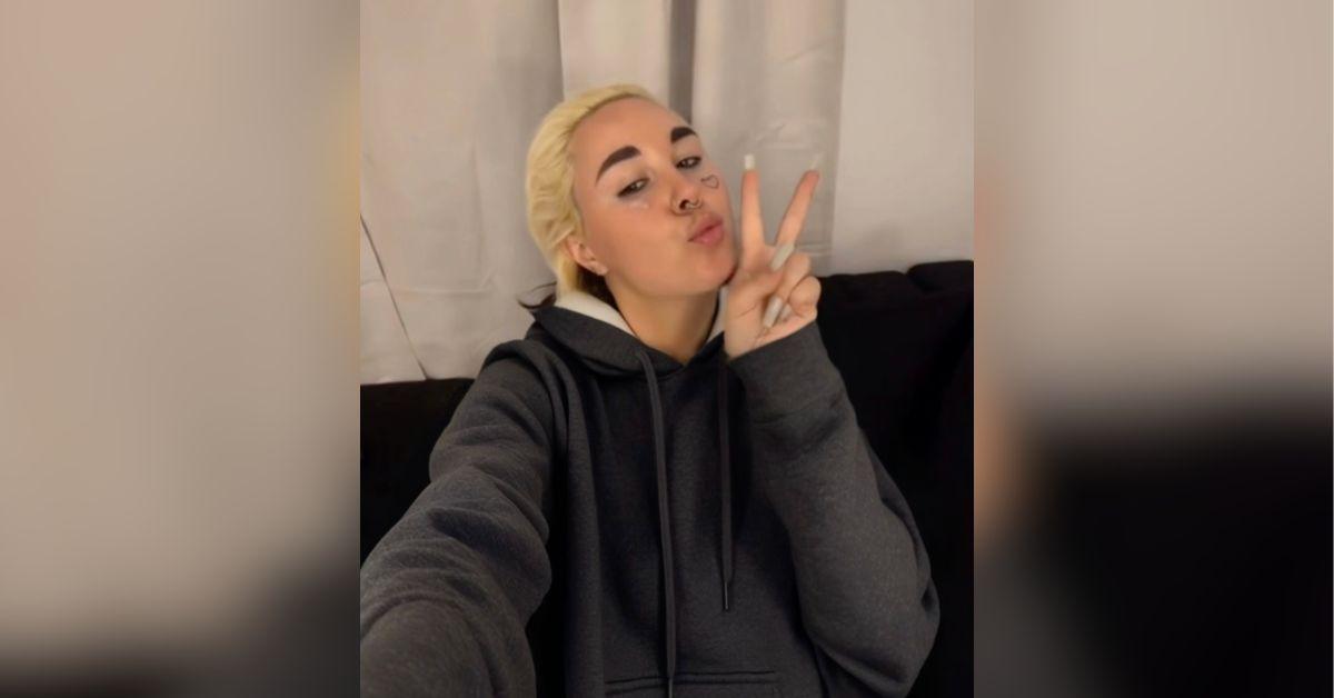 image of Amanda Bynes threw up a peace sign on TikTok on Sunday, November 9.