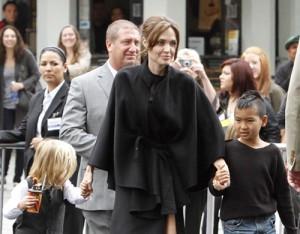2011__05__Angelina_Jolie_May23news 300×234.jpg