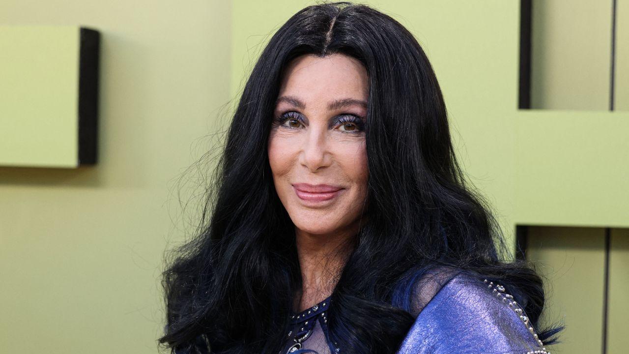 Image of Cher shared that she and Dolly Parton loved each other. 