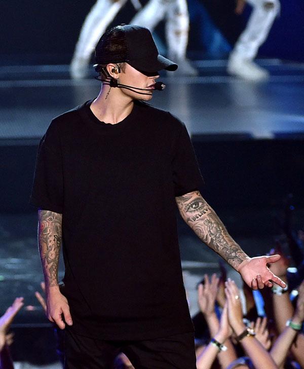 Justin bieber crying performing 2015 mtv vmas 04