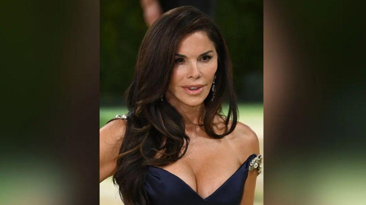 Photo of Lauren Sánchez's outfit was mocked by social media users.
