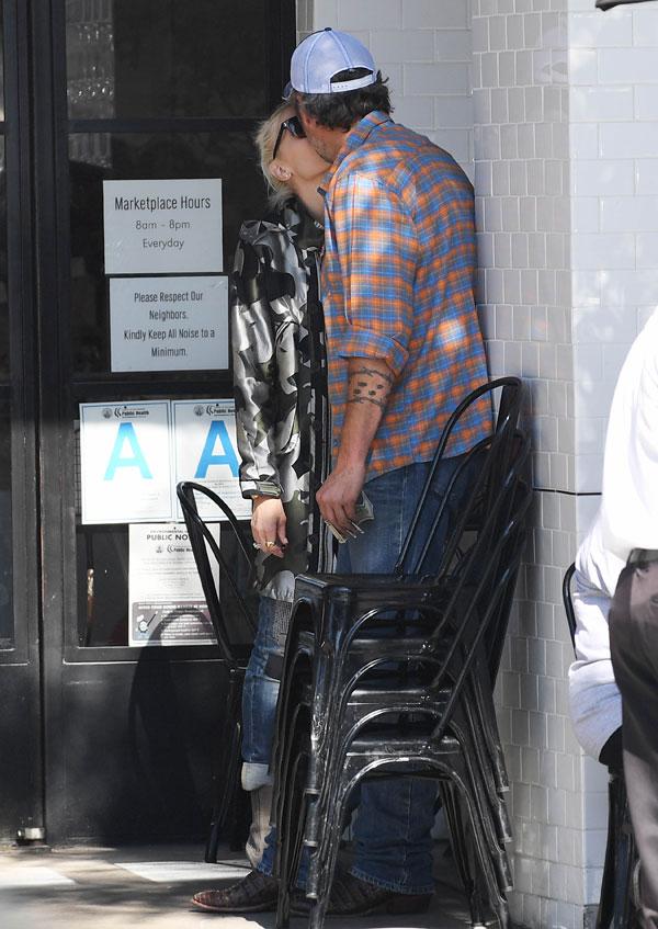 Gwen stefani blake shelton kissing photos 01