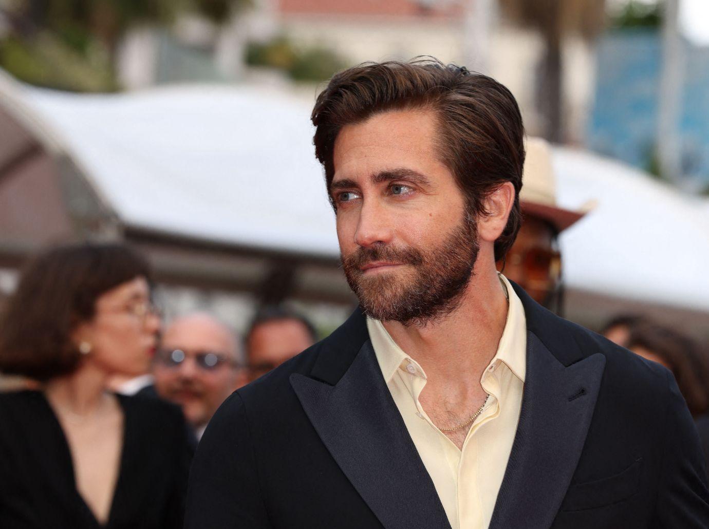 jake gyllenhaal thinks being legally blind improves acting abilities