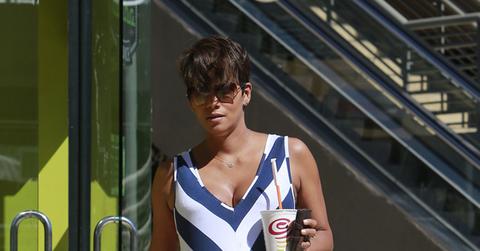 Pregnant Halle Berry Stops For A Smoothie