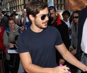 2010__09__Zac_Efron_Sept20_88a 300×268.jpg