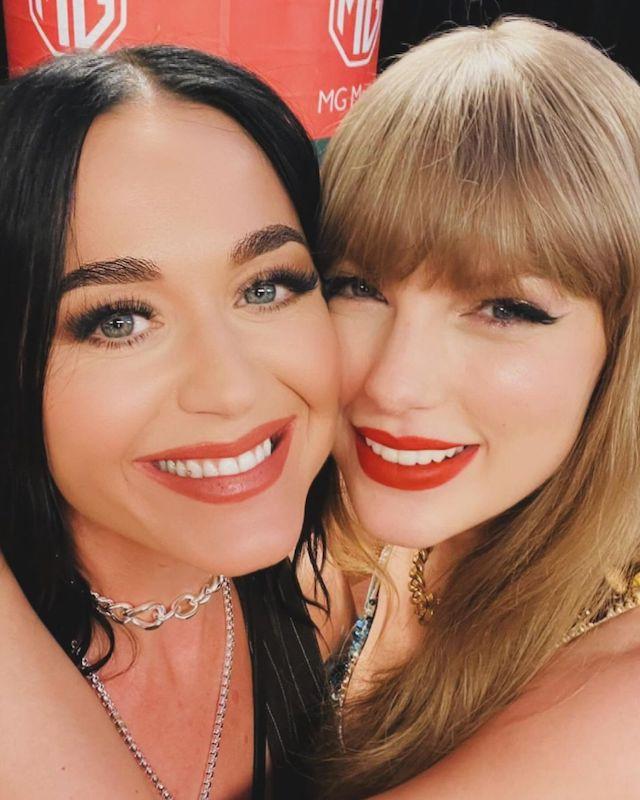 katy perry sings along taylor swift