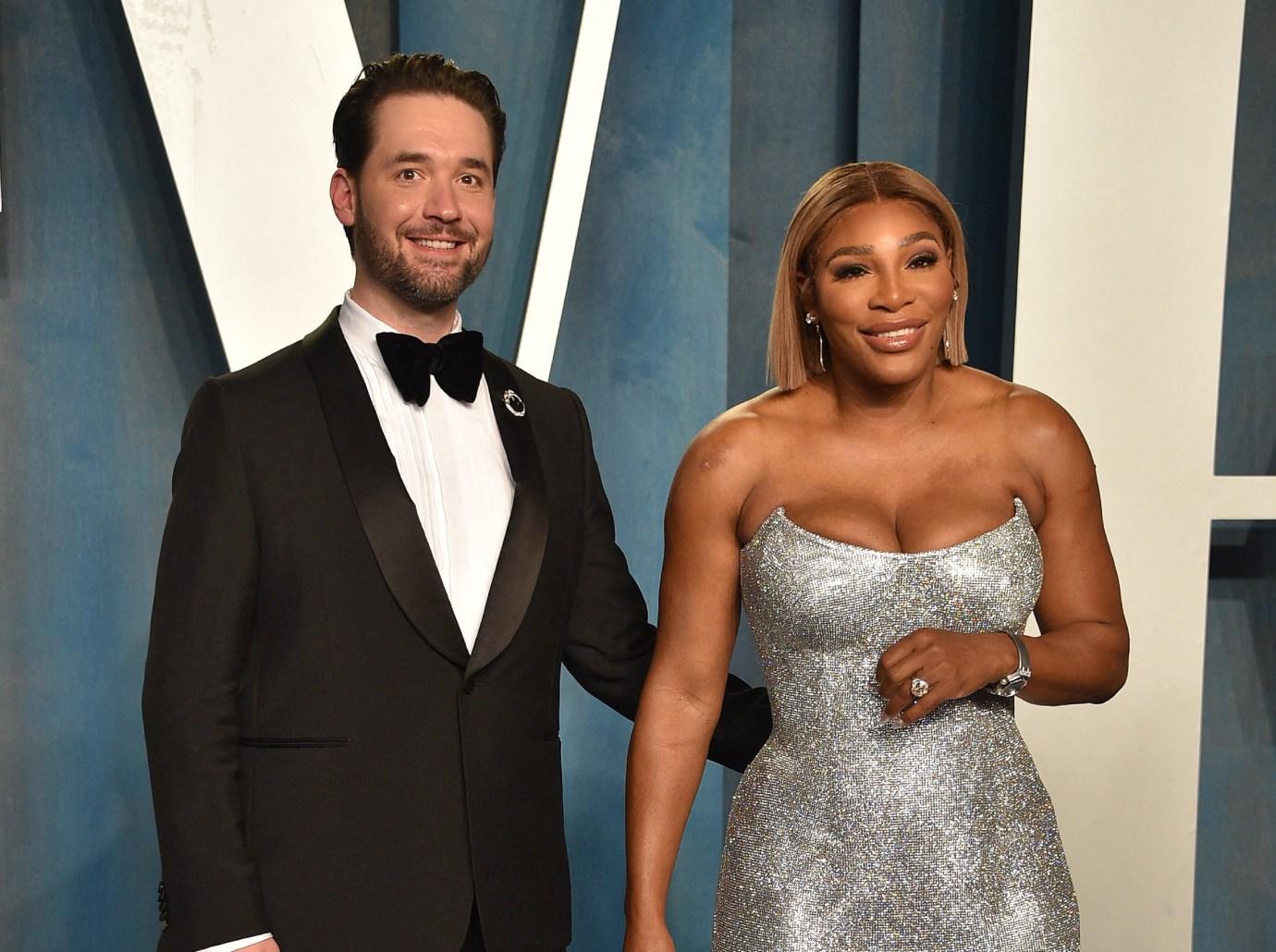 serena williams laughs struggles fit postpartum body into skirt watch