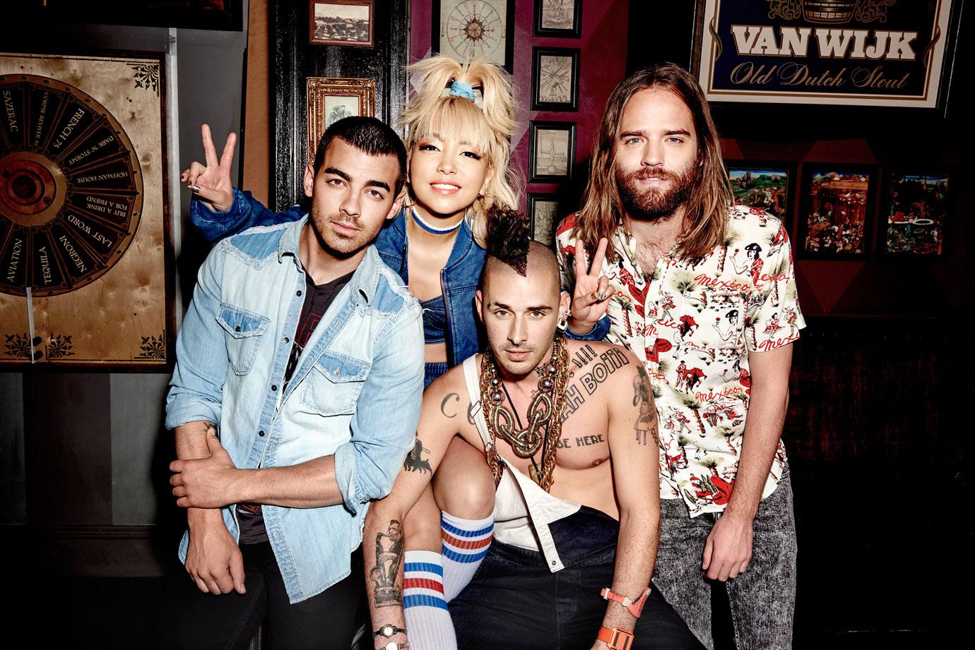 Guess_DNCE_01_0085_C