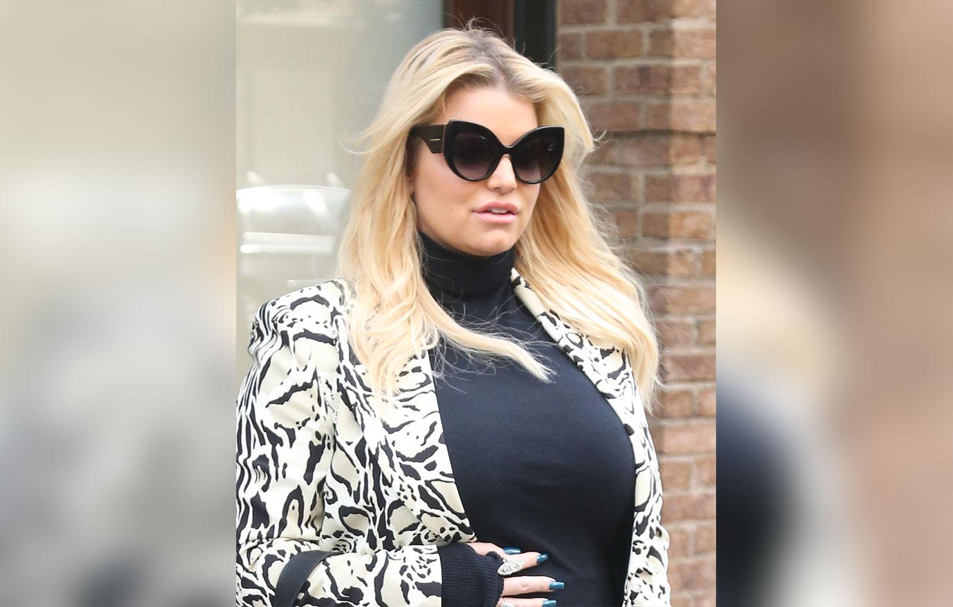 Jessica Simpson Shows off her baby bump