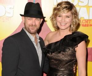 2011__08__Sugarland Kristian Bush Jennifer Nettles Aug16newsbt 300×247.jpg