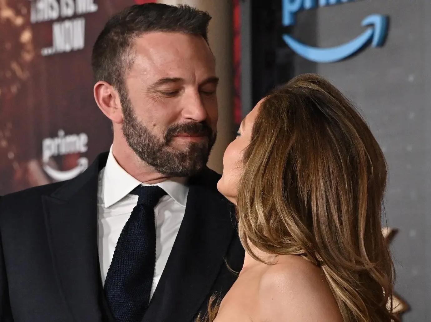 jennifer lopez selfie necklace ben affleck divorce deletes photo