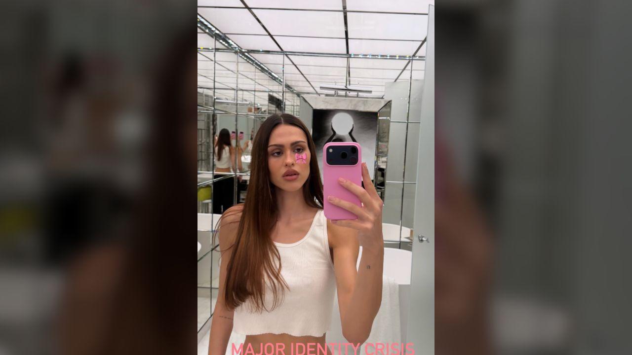 Image of Amelia showed off her noticeably longer brunette locks.