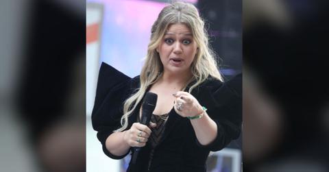 Photo of Kelly Clarkson.