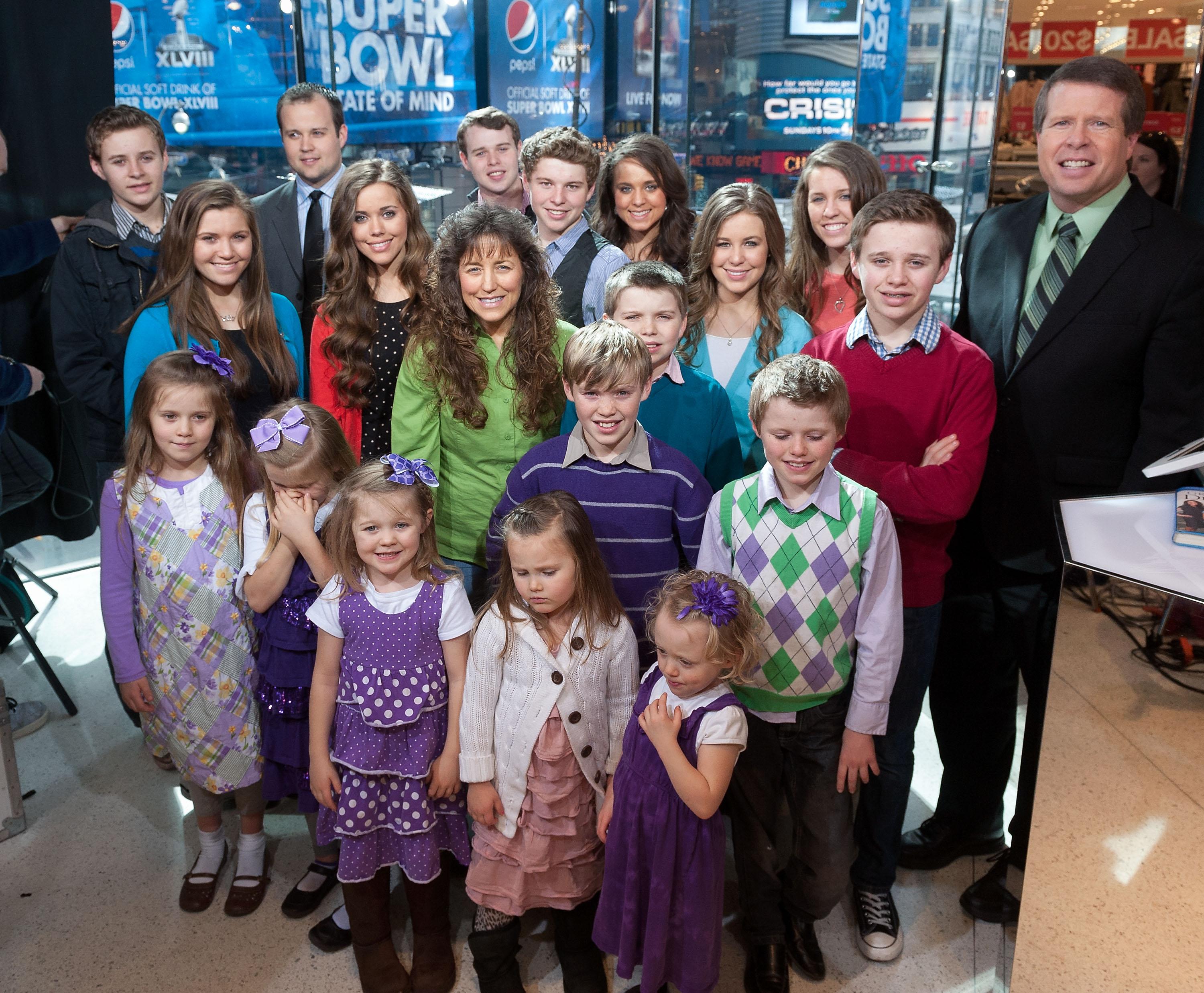 Robert Wagner And The Duggar Family Visit &#8220;Extra&#8221;