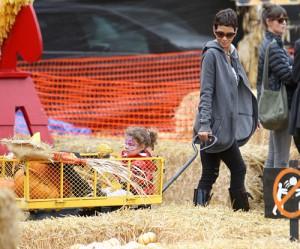 2010__10__Halle_Berry_Oct22_870 300×249.jpg