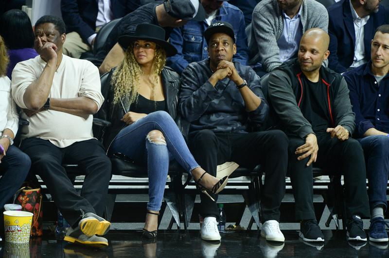 Beyonce and Jay Z munch on chips court side at the Clippers vs Thunder game