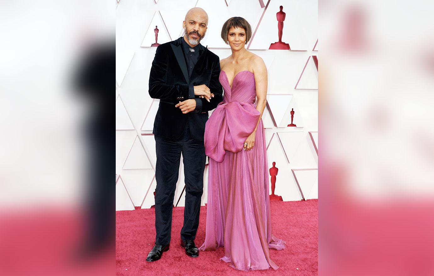 Halle Berry's Oscars 2021 Red Carpet Dress & New Haircut Are Everything