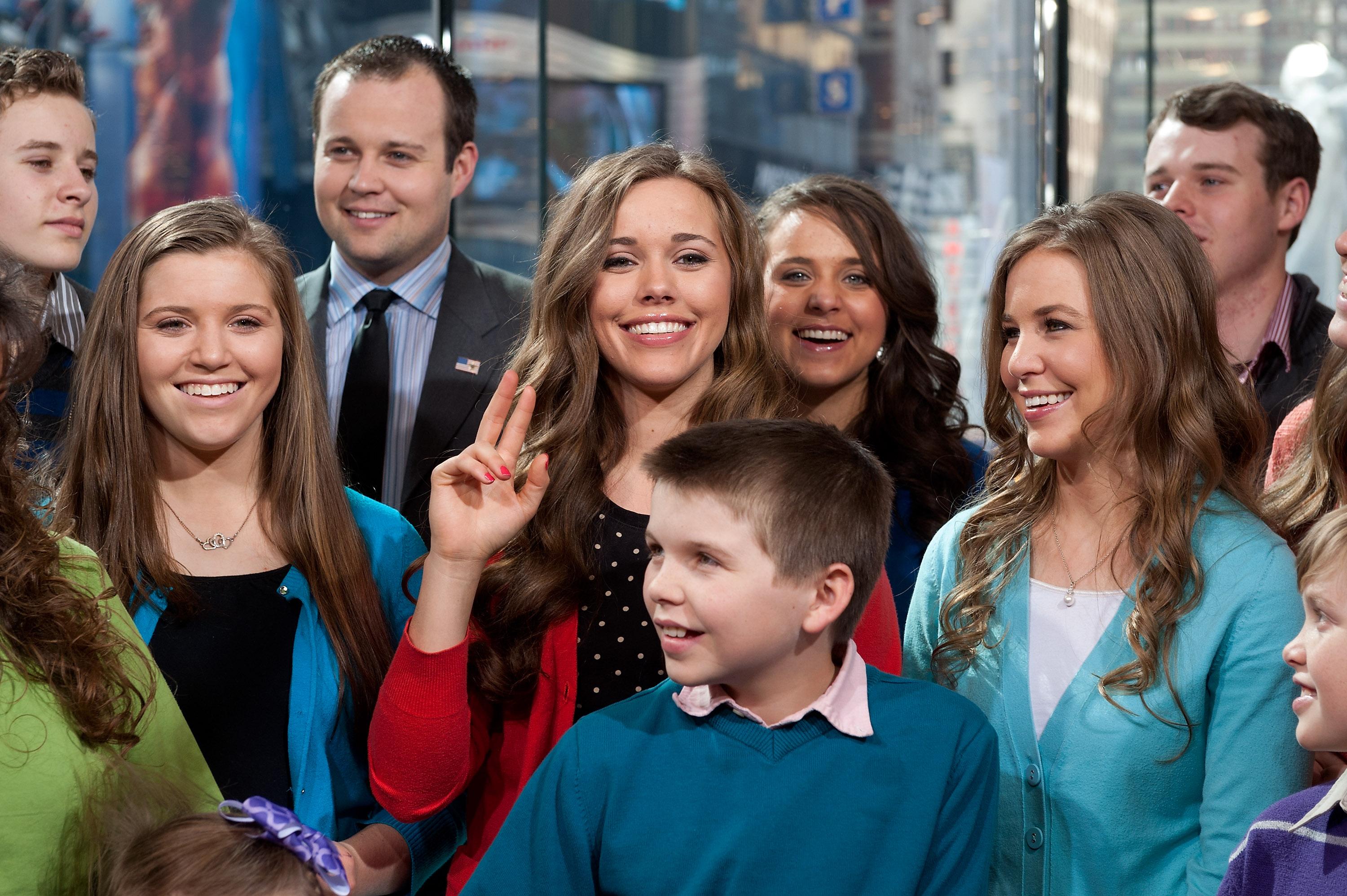 Robert Wagner And The Duggar Family Visit &#8220;Extra&#8221;