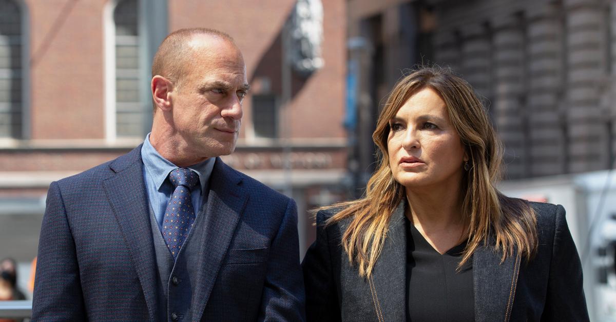 law and order olivia benson elliiot stabler hold hands crossover promo