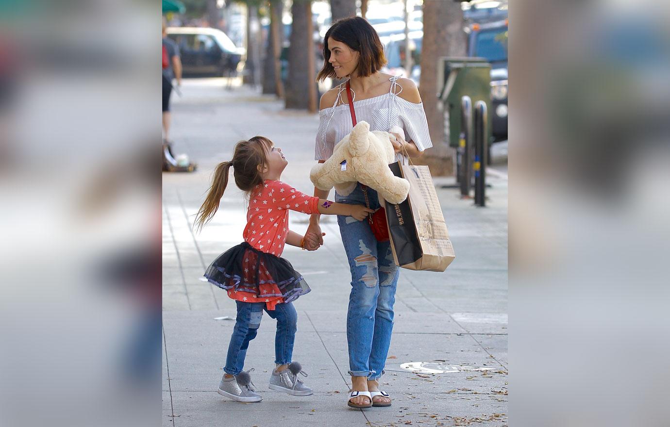 Jenna Dewan buys a stuffed animal for daughter Everly