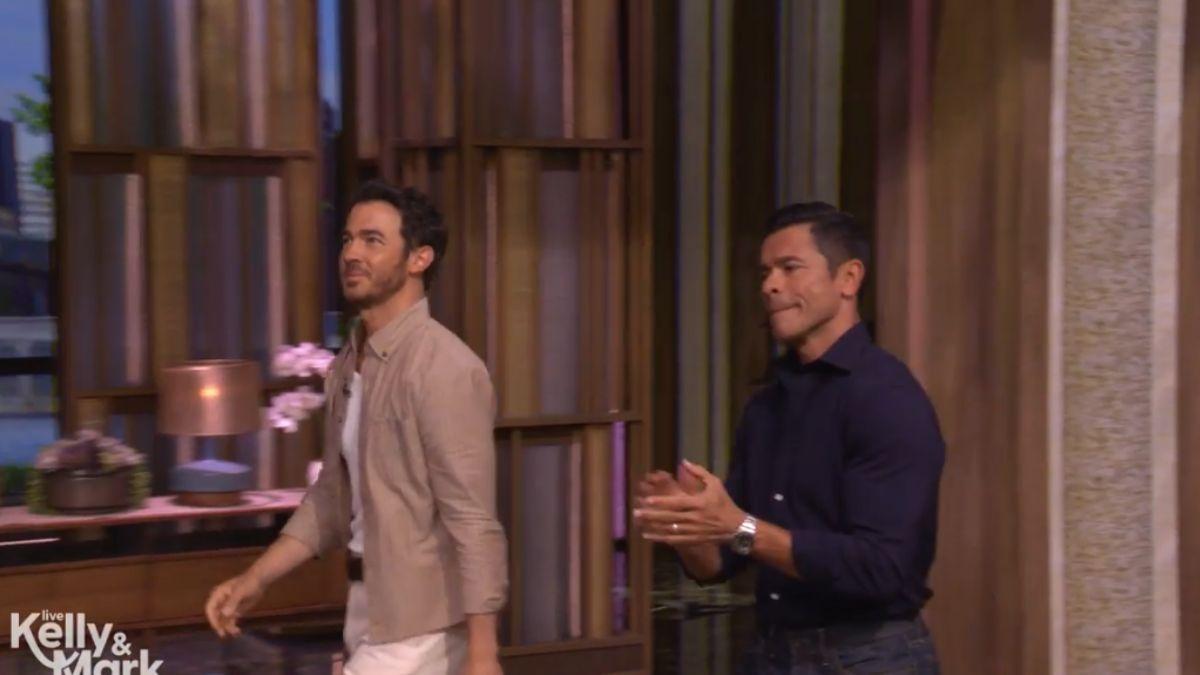 Image of Kevin Jonas questioned the fact that Kelly Ripa is speaking after her gum graft.