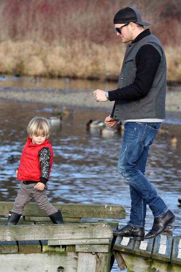 michael buble son noah feeding ducks