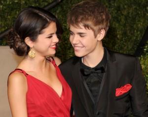 2011__06__Selena_Justin_Bieber_June13 300×238.jpg