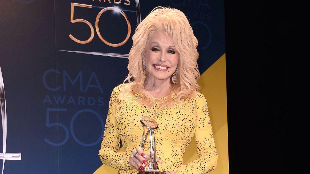 Image of Dolly Parton continued working despite her health struggles.