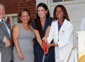 2010__08__Sandra_Bullock_Aug30_66 300×218.jpg