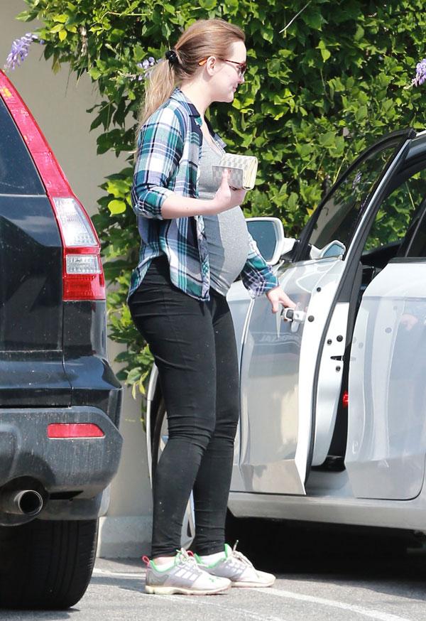 Leighton meester first look pregnant photos