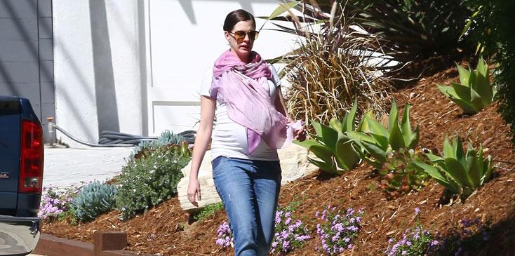 Anne hathaway pregnant baby bump scarf