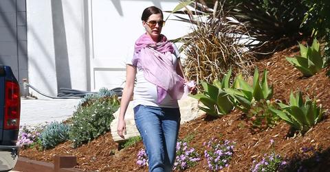 Anne hathaway pregnant baby bump scarf