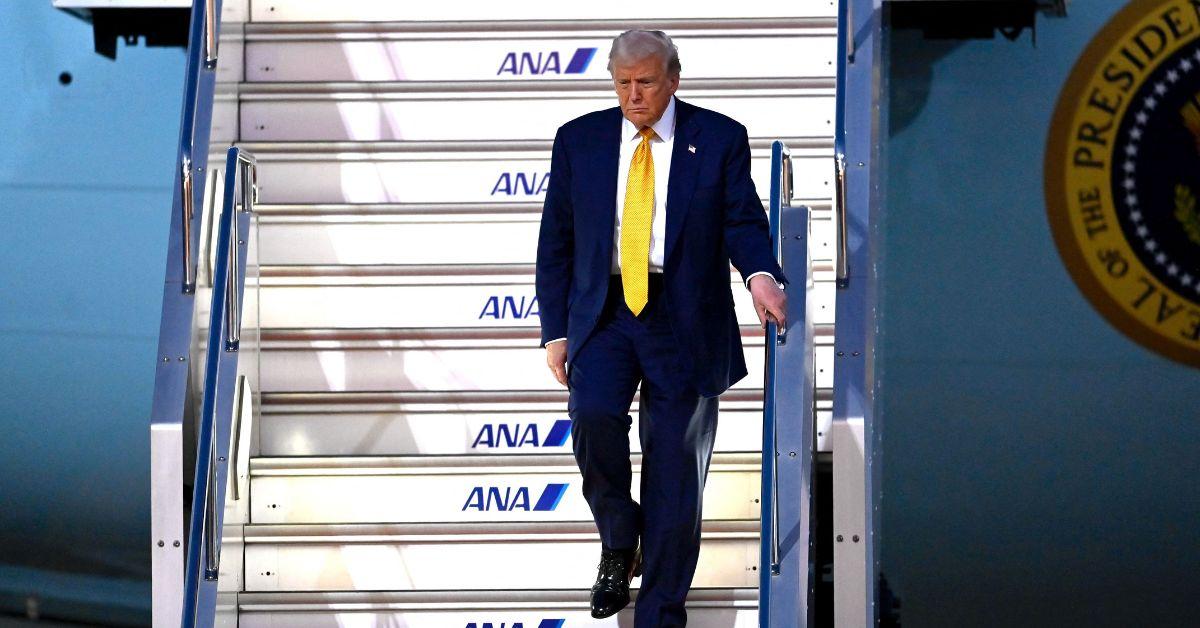 image of Donald Trump held the handrail tightly while walking down the stairs from Air Force One in Japan.